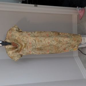 Gold Chinese in size 8
